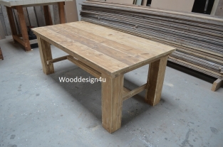 Steigerhouten tafel